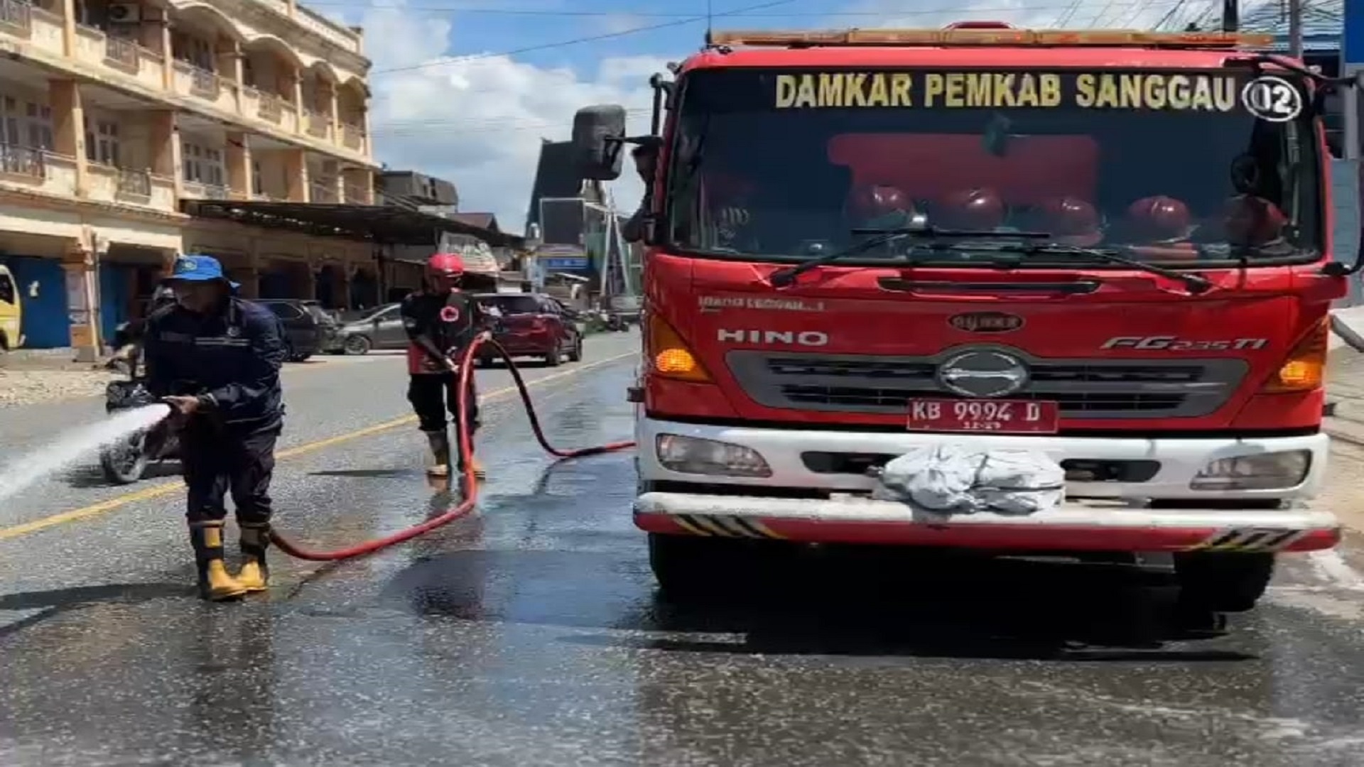 Jalan Raya Licin Akibat Tumpahan Solar. Damkar Sanggau Sigap Lakukan Pembersihan