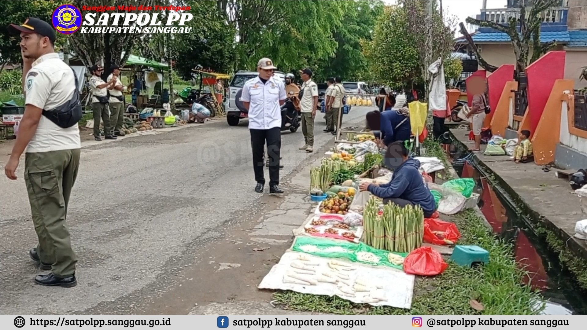 Bersama Disperindagkop, Satpol PP Kabupaten Sanggau melakukan Penertiban dan Penataan Pedagang di Pasar Jarai Sanggau