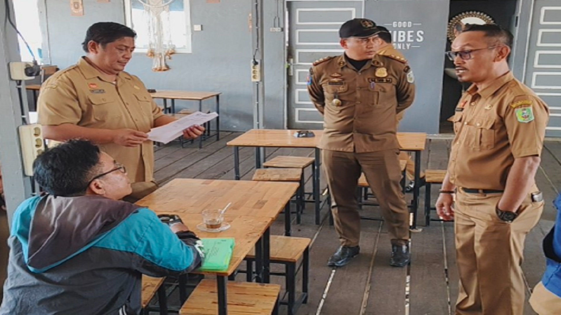 Razia Aparatur Sipil Negara di sejumlah warung kopi pada jam kerja