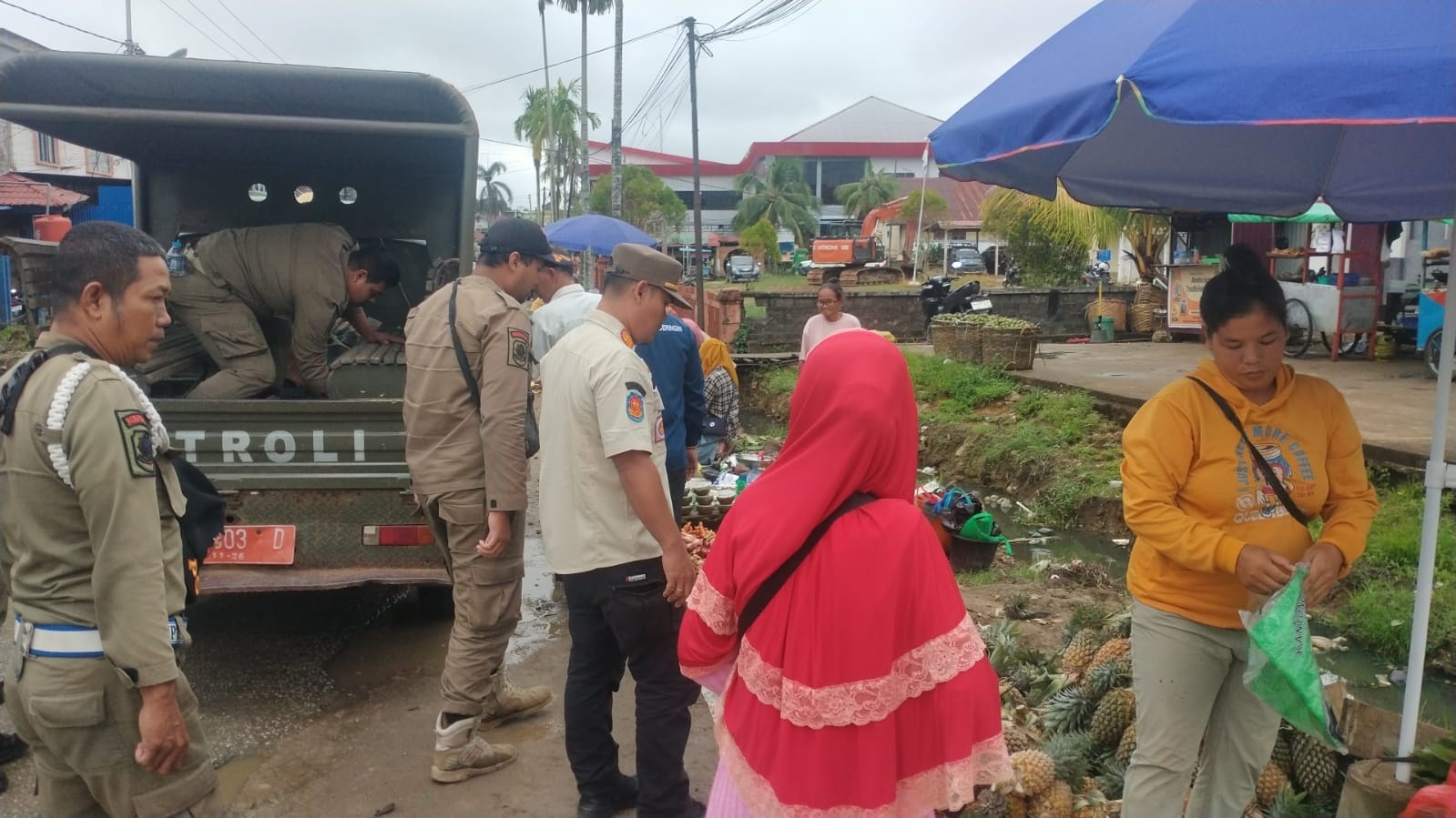 Satpol PP Kabupaten Sanggau Melakukan Penertiban PKL