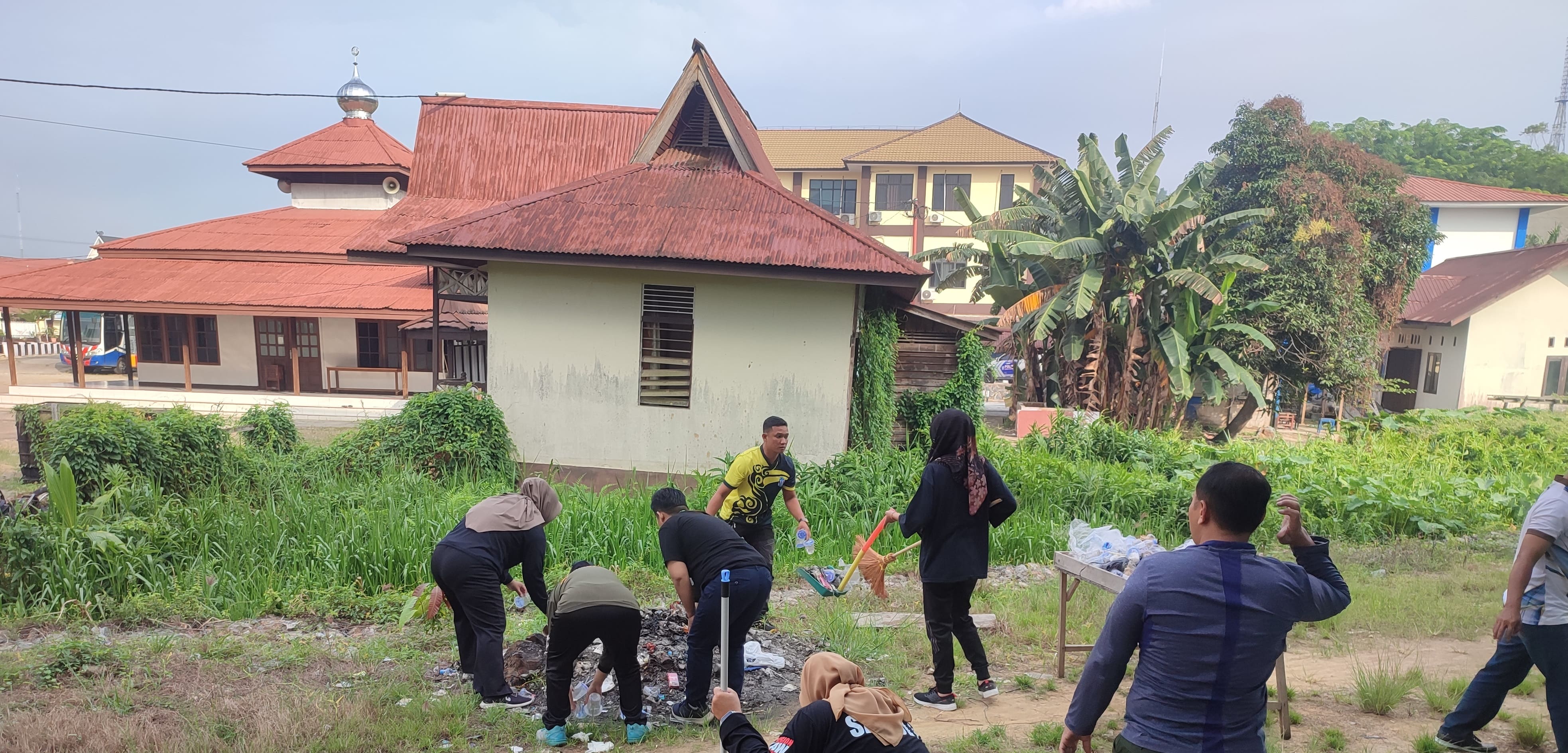 SATPOL PP SANGGAU GELAR AKSI BERSIH-BERSIH LINGKUNGAN KANTOR MENYAMBUT HUT RI KE-80